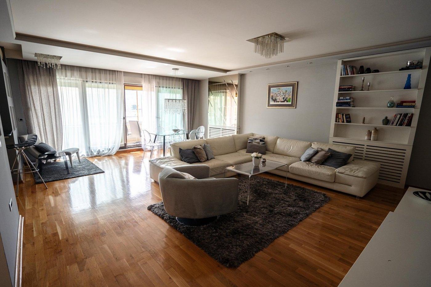 Dnevni boravak Rondo Condo apartmana, preko devedeset kvadrata